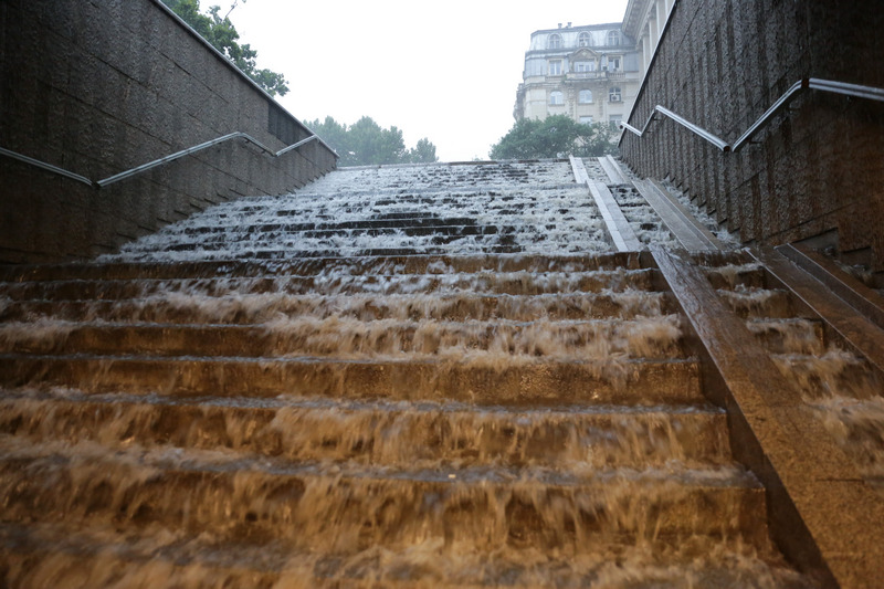 В следобедните часове днес ще продължи да превалява само в